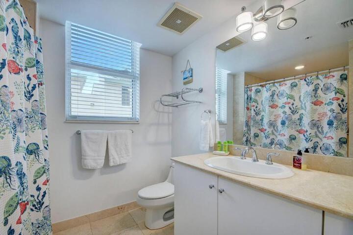 One bedroom in amazing condoBeach pass included!