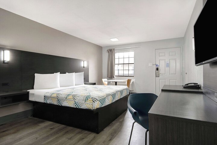 Room 9 of 26