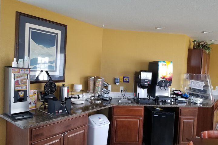 Breakfast/Coffee Service 22 of 24