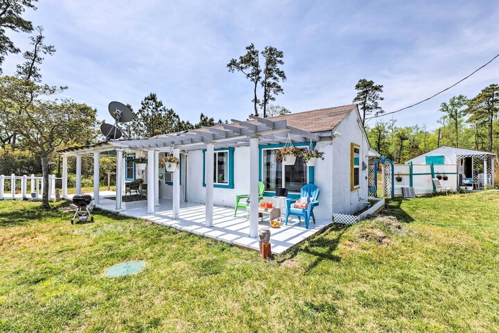 Oceanfront White Stone Cottage w / Private Beach!