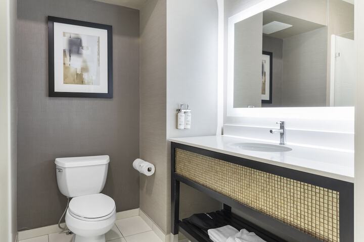 Holiday Inn Express & Suites Anaheim Resort Area by IHG