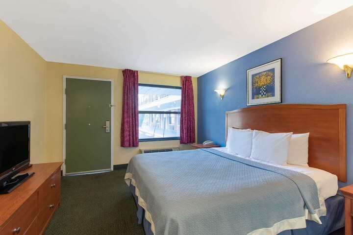 Room 13 of 18