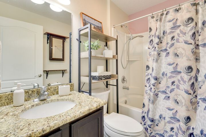 Charming Leesburg Getaway w / Screened Porch!