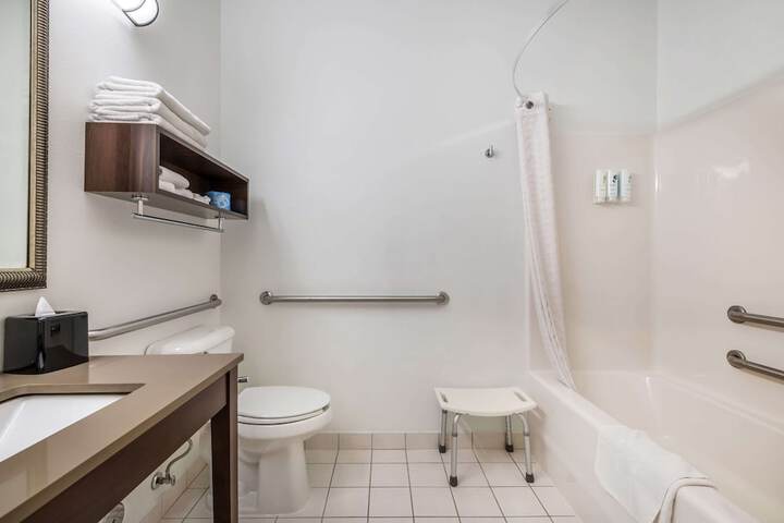 Country Inn & Suites by Radisson Watertown, SD