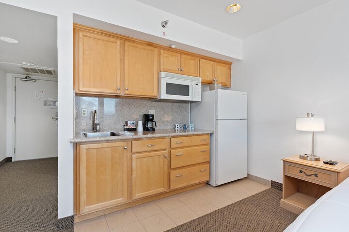 Beach House Inn & Suites