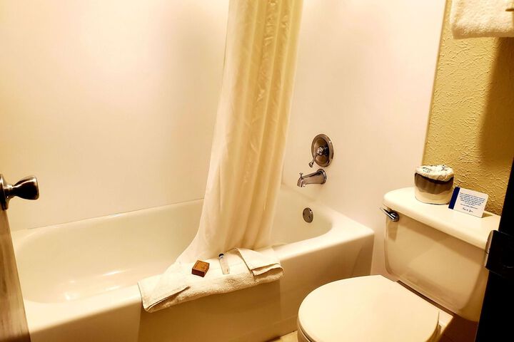 Days Inn and Suites by Wyndham Downtown Missoula-University