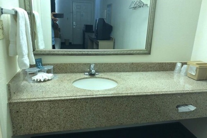 Room 6 of 15