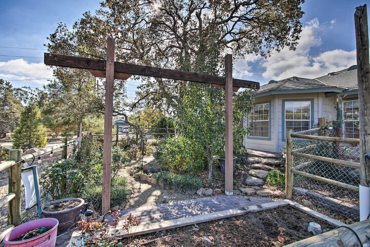 Welcoming Tehachapi Home w / Deck & Grill!