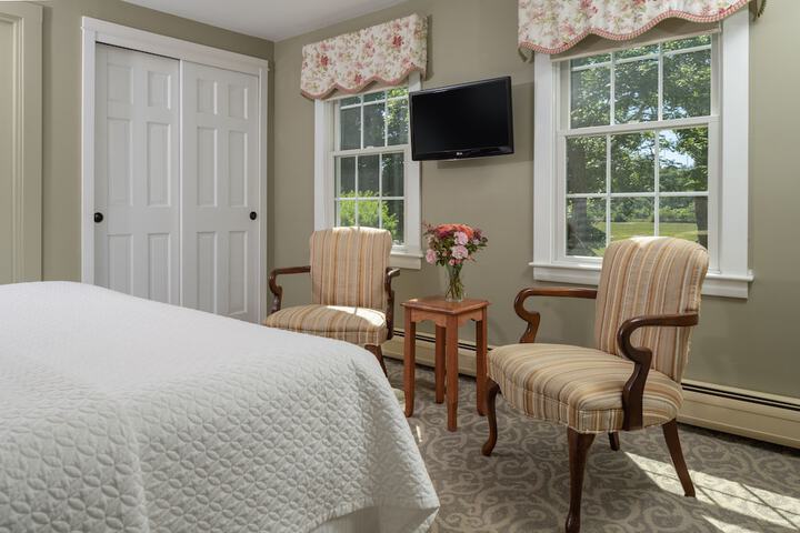 Dockside Guest Quarters & Restaurant