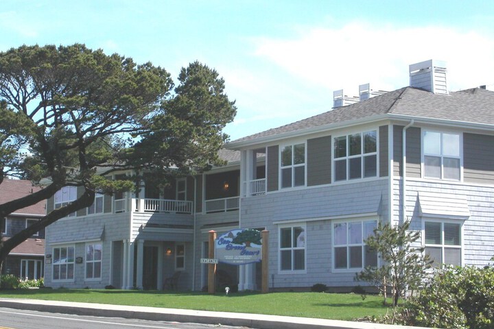 Sea Breeze Court