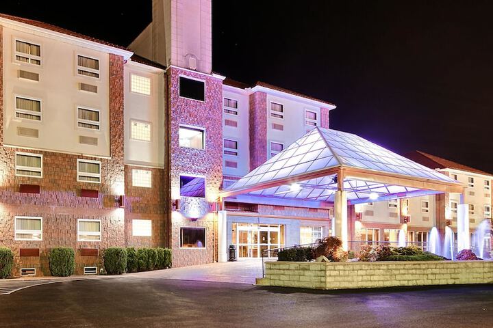 Best Western Plus Sandusky Hotel & Suites