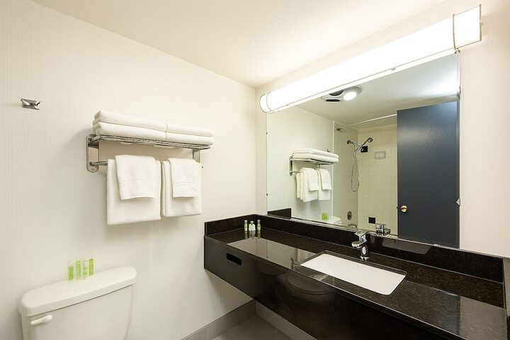Oyster Bay Inn & Suites