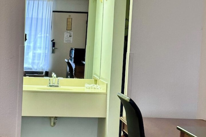 Room 7 of 12