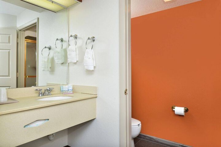 SLEEP INN & SUITES RIVERFRONT