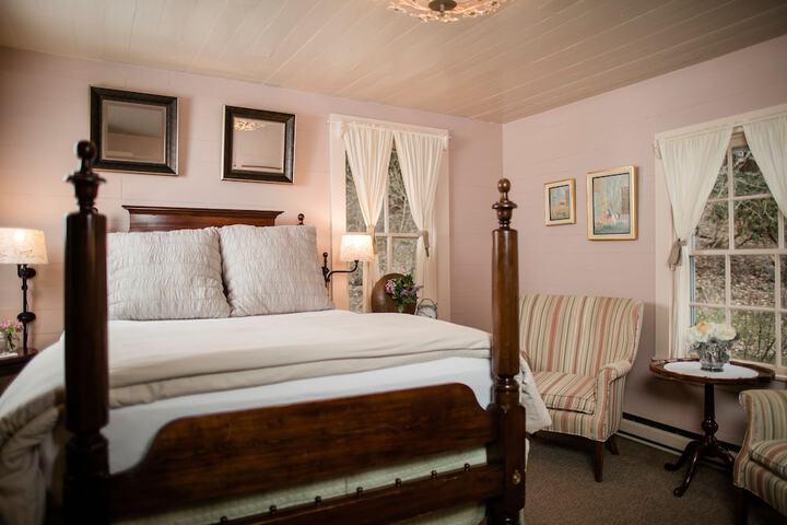 The Mast Farm Inn