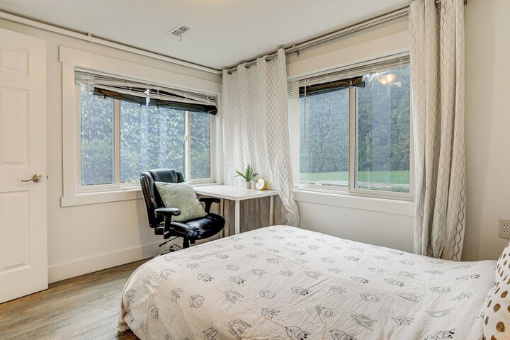 Walk to Beach & Lake Access: Cozy Redmond Apt!