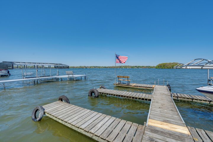 Charming Lake Ripley Cottage w / Water View!