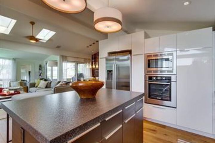 Newly remodeled Beach 2 Br condo by RedAwning