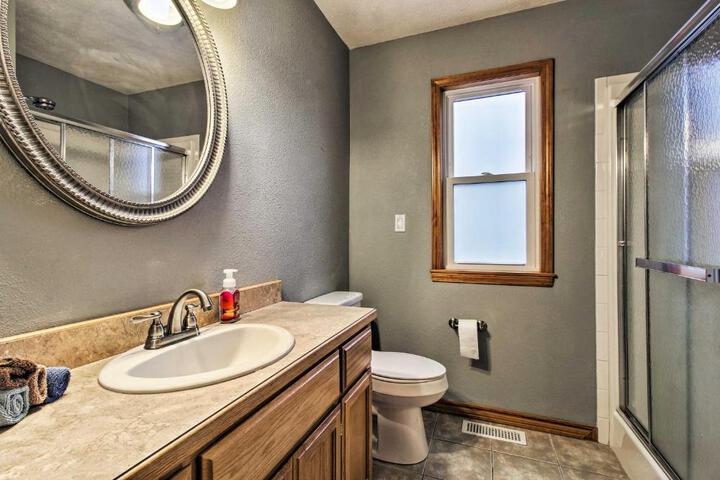 Stockton Lake Escape w / Kitchen Half Mile to Lake