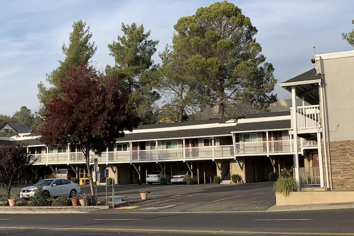 Elmwood Motel