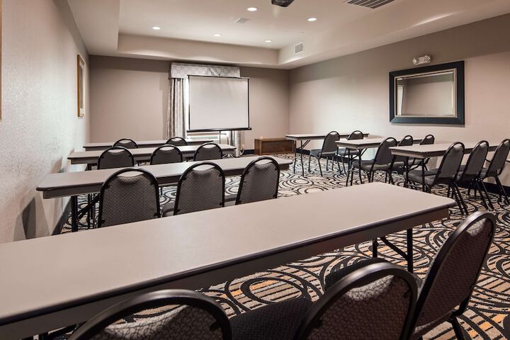 Best Western Plus Kenedy Inn