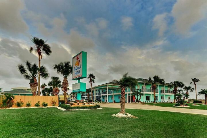 The Island Hotel Near Beach Port Aransas