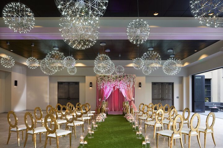 Ballroom/Hall 81 of 92