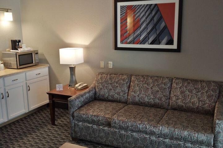 Lounge 69 of 72