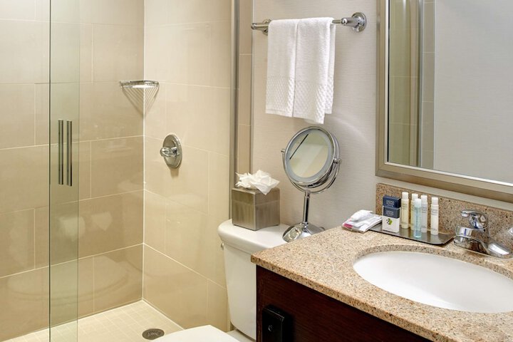 DoubleTree by Hilton Detroit - Dearborn