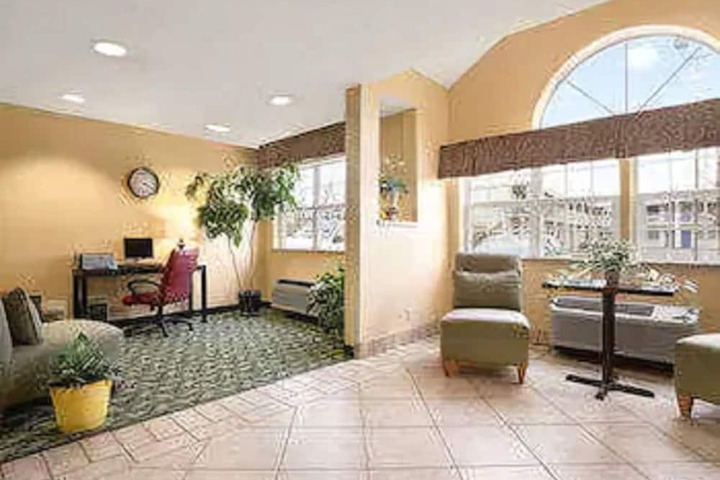 Days Inn & Suites by Wyndham Lafayette IN