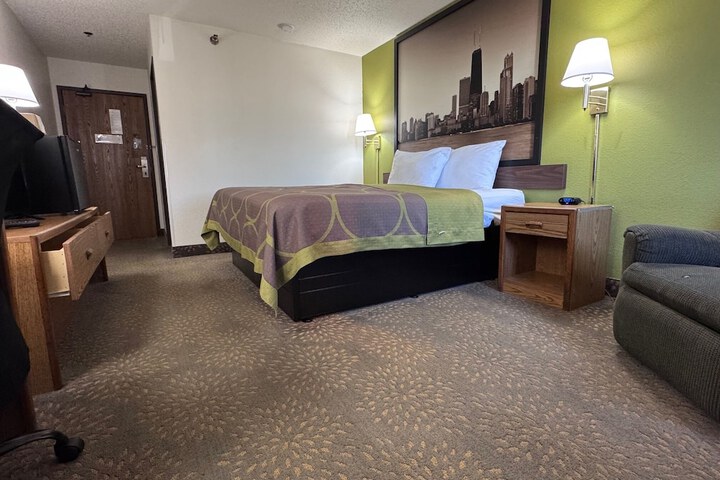 Super 8 by Wyndham Mokena / Frankfort /I-80