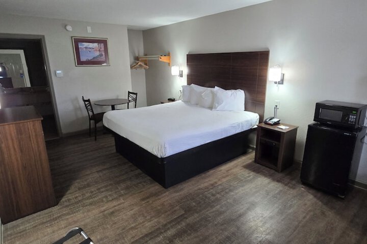 Days Inn by Wyndham Clinton