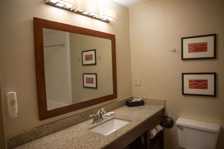 Comfort Inn & Suites Erie - Splash Lagoon Indoor Waterpark