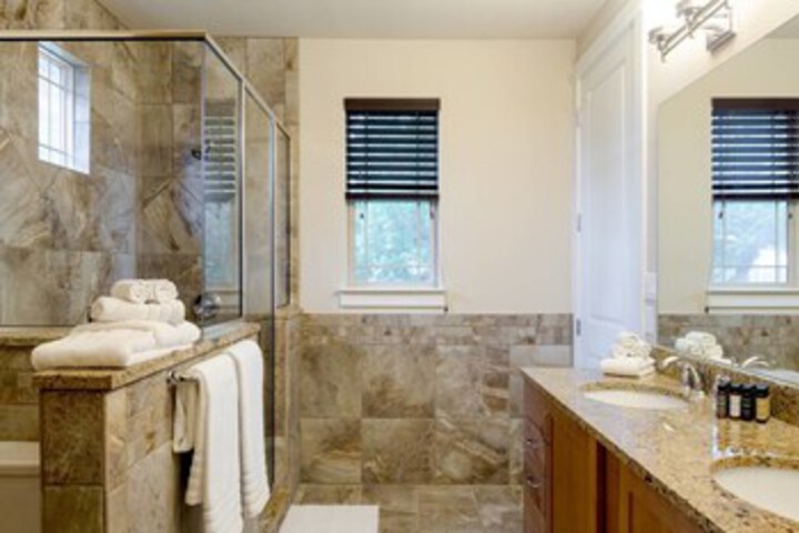 Spacious 3 BR Near Downtown by Domio