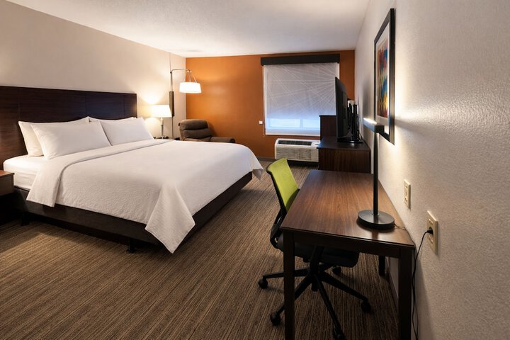 Holiday Inn Express & Suites Winner by IHG