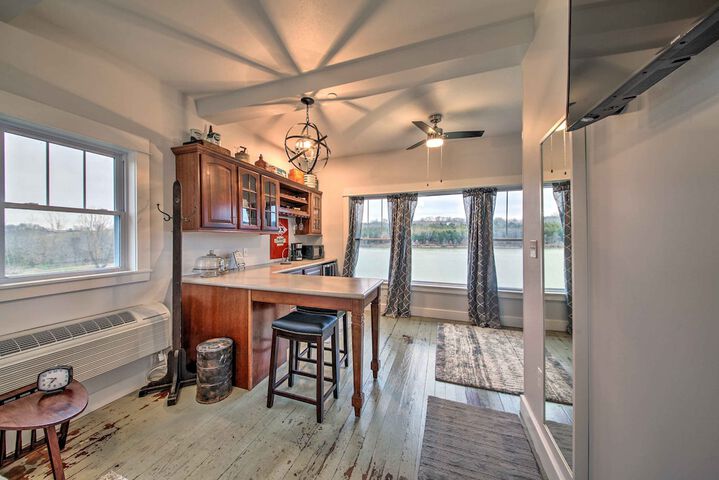 Lakefront Studio Guest Home on Hermann Wine Trail!