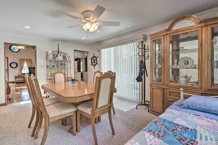 Dog-friendly Waretown Home w / Furnished Deck!