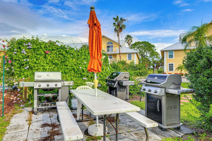 8 Mi to Beach w / Pool Access: Englewood Condo!