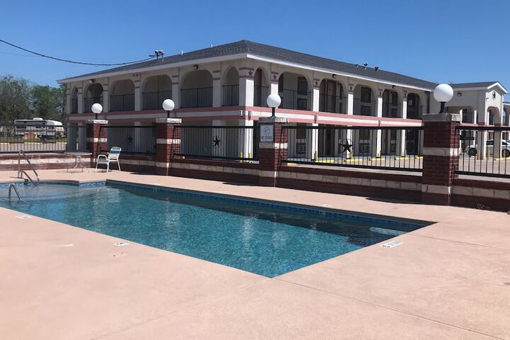 Pool 10 of 42