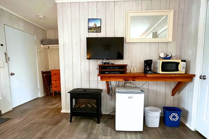 Tillicum Beach Motel (Deanes Oceanfront Lodge)