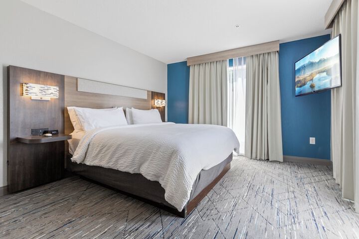 Holiday Inn Express & Suites Starkville by IHG