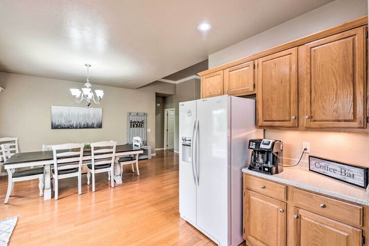 Bella Vista Home w / Yard: Half Mile to Trails!