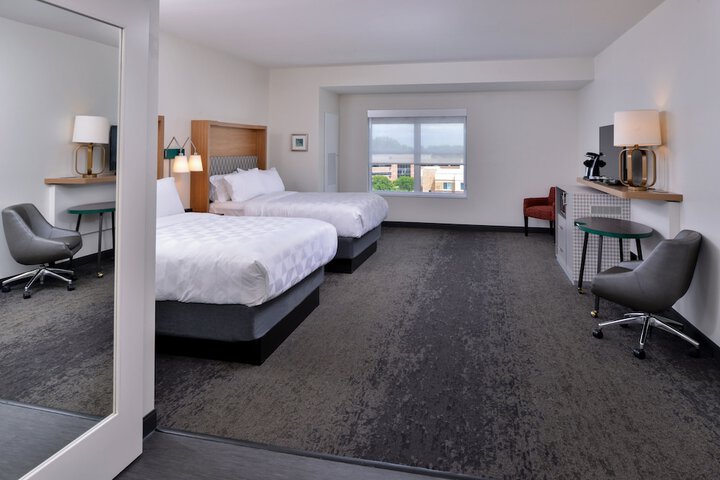 Holiday Inn & Suites Farmington Hills - Detroit NW by IHG