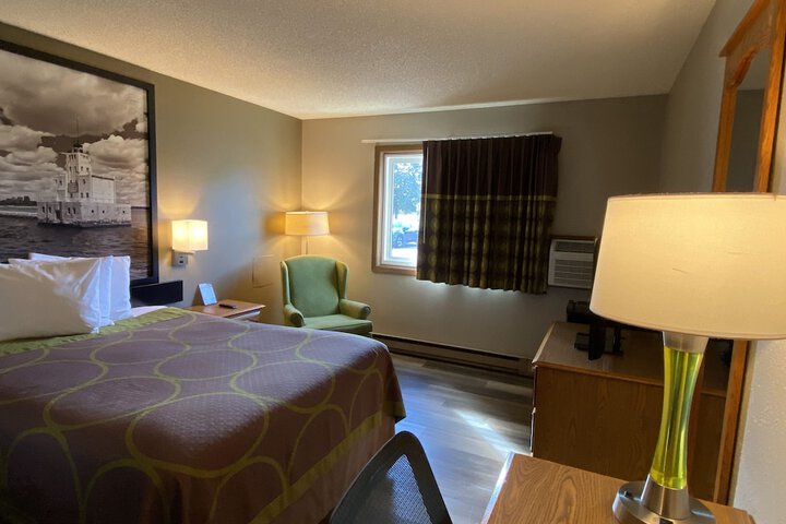 Super 8 by Wyndham Green Bay Near Stadium