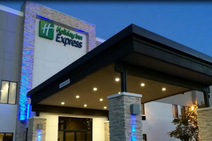 Holiday Inn Express & Suites Roswell by IHG