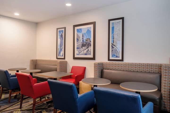 Holiday Inn Express & Suites Chicago-Libertyville by IHG