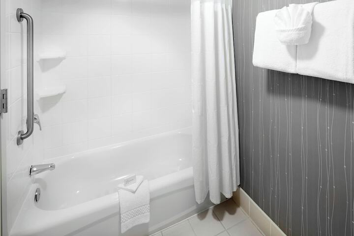 Courtyard by Marriott Edison Woodbridge
