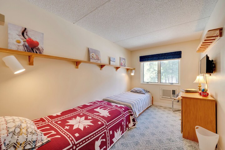 Close to Smuggs Lifts! Cozy Mountain-view Condo