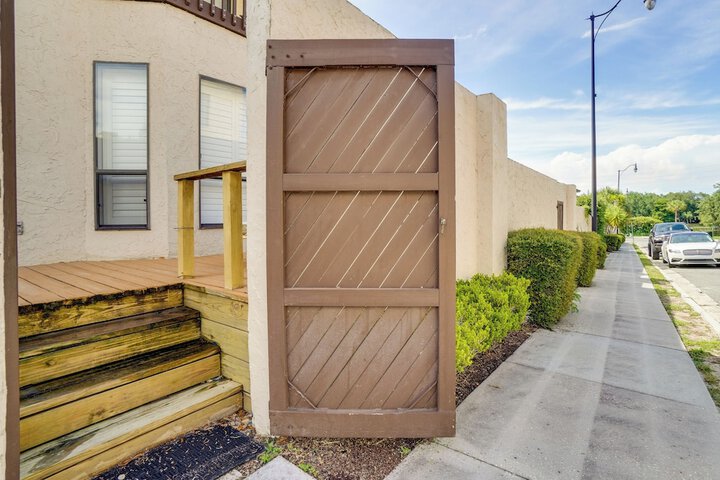 Walk to Restaurants: Downtown Leesburg Townhome!