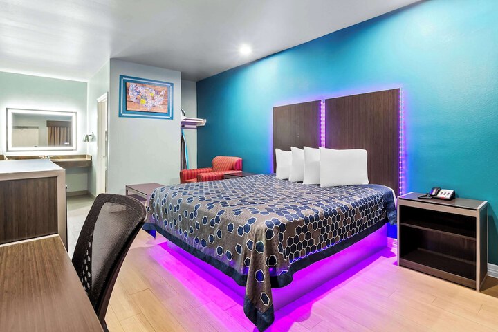 Econo Lodge Inn & Suites Channelview - Houston East